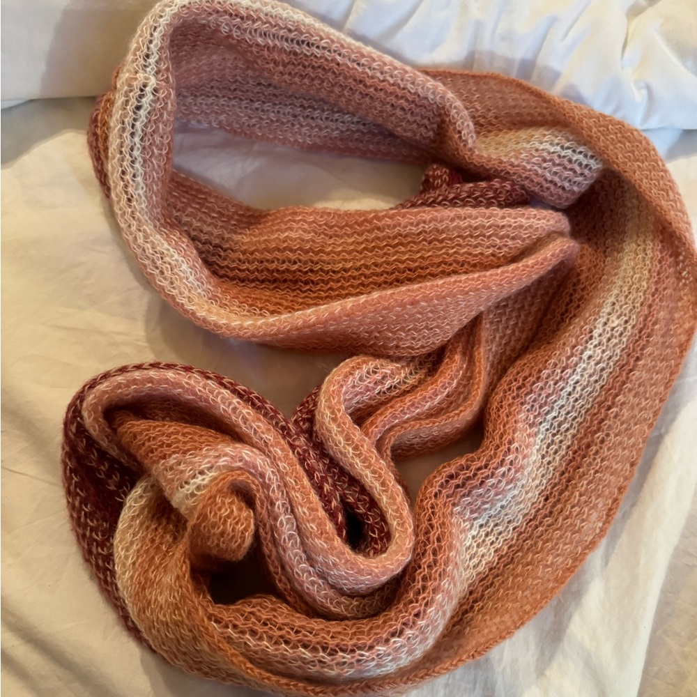NWOT Sparkly ombre pink, maroon, and white infinity scarf